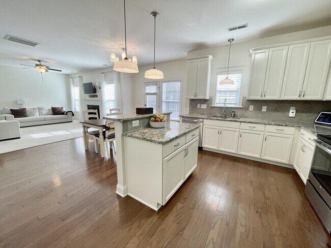 Building Photo - 126 Watchmen Ln