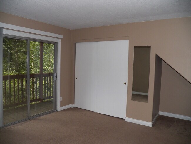 Building Photo - Southwest Portland Condo with views!