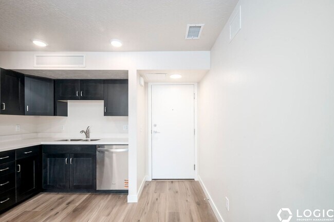 Building Photo - 1032 E 400 S