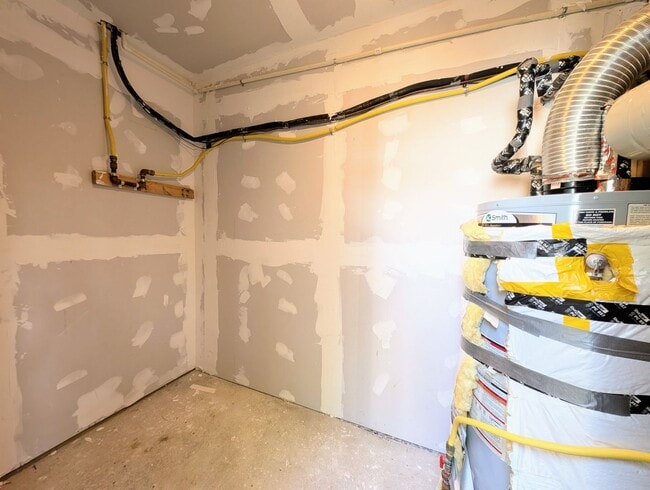 Building Photo - Move-In Ready Townhome with Downstairs Pri...