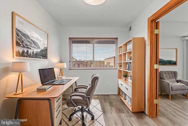 Building Photo - 214 Locust St SE