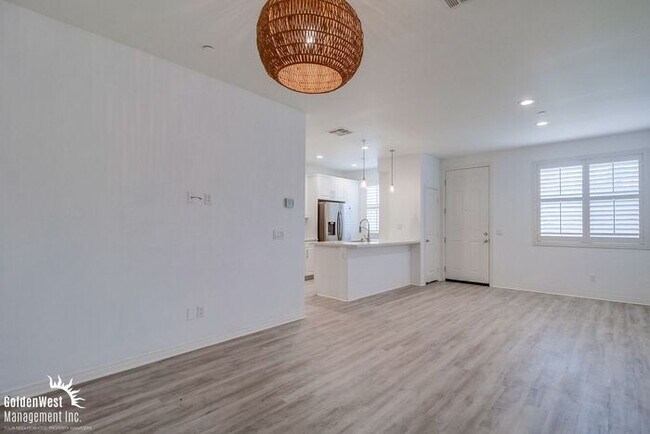 Building Photo - Stunning 3Bdm 2.5Ba Townhome in the Heart of Imperial Beach