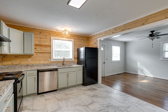 Building Photo - Charming Jasper Rental – 3 Bed, 2 Bath, $1,550/Month