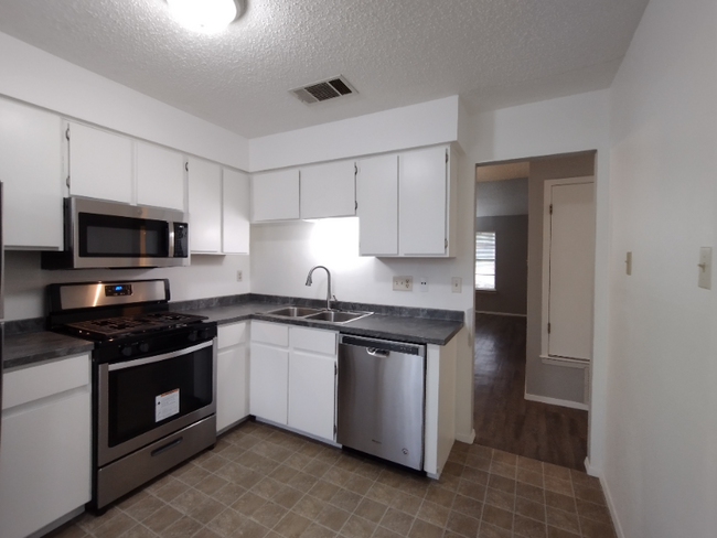 Building Photo - 1620 W Braker Ln