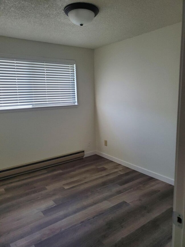 Building Photo - 1047 W Rose Ave