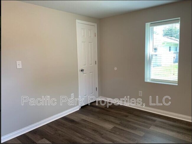 Building Photo - 3419 S Parker Ave