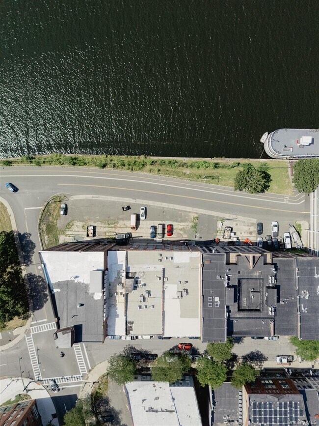 Building Photo - 155 River St