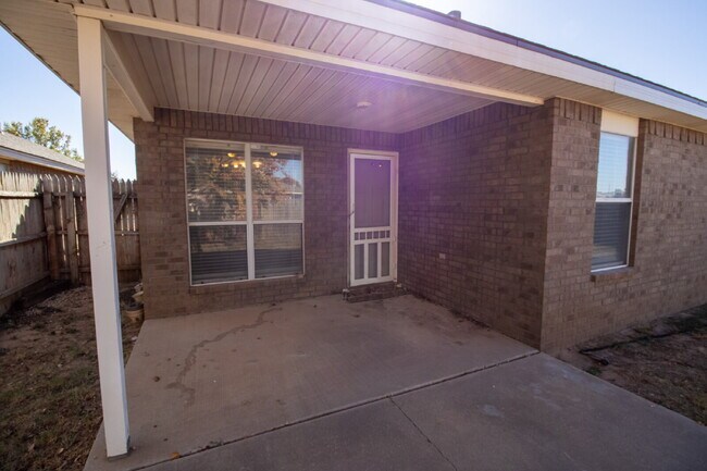Building Photo - Updated House Located West of Loop 289 & Nearby Take Out!