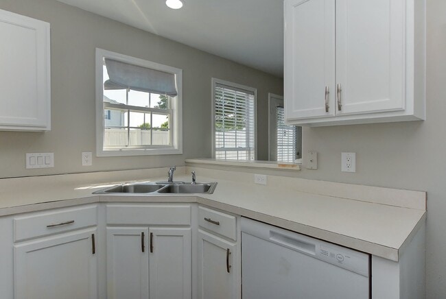 Building Photo - Beautiful 2 bed 2.5 bath Condo. Move-in Re...