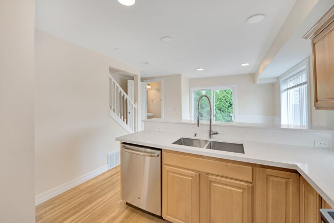 Building Photo - Rooftop Deck & Convenient Seattle Location