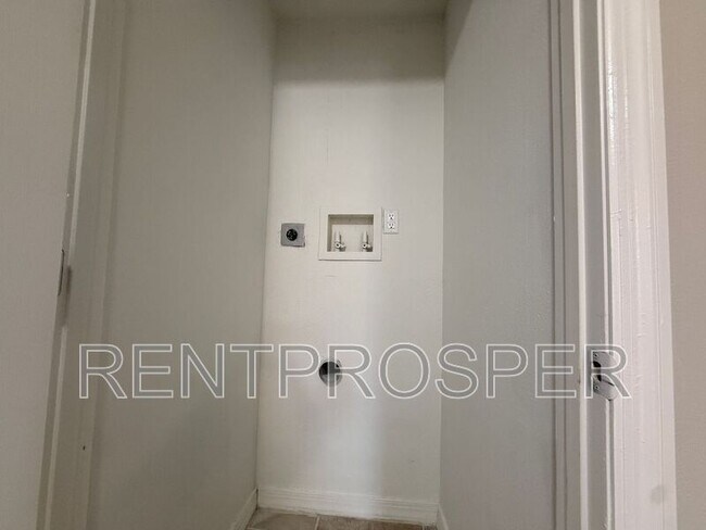 Building Photo - 810 Eresken Ave