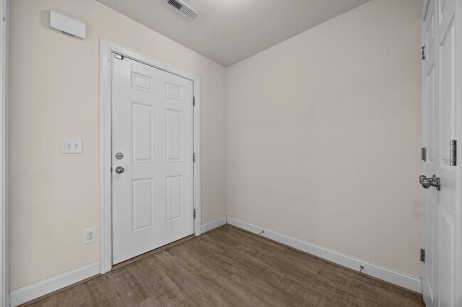 Building Photo - ONE MONTHS RENT FREE FOR THIS SPECIFIC 3 B...