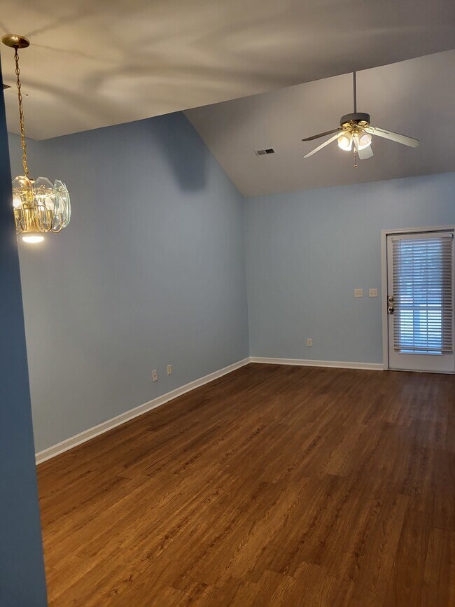 Building Photo - "Charming 2-Bedroom Townhouse on Skillmast...