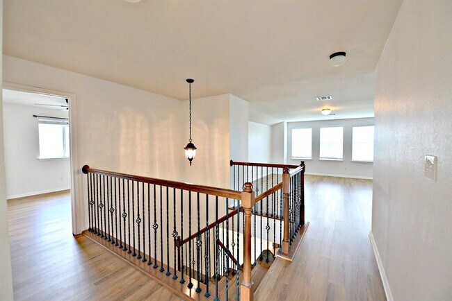 Building Photo - 15012 Fernhill Dr