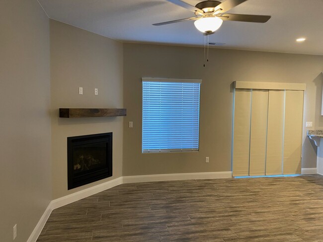 Building Photo - Beautiful 3 bedroom, 2.5 Bathroom townhome...