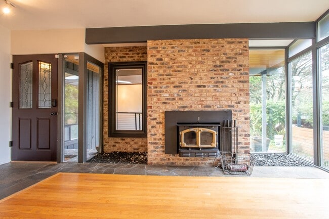 Building Photo - Magnolia 4 bedroom, 3 bathroom