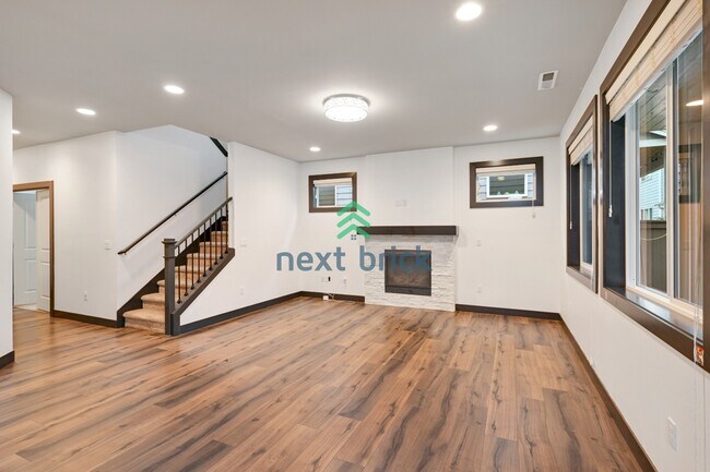 Building Photo - Stunning 3 Beds and 3 Bath Single Family with additional office space and entertainment room read...