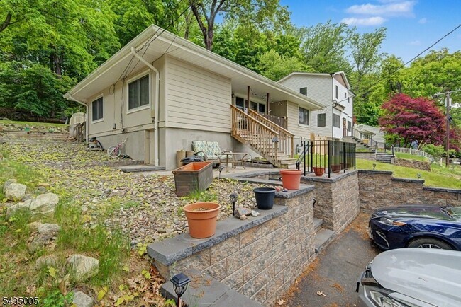 Building Photo - 14 Valley View Dr