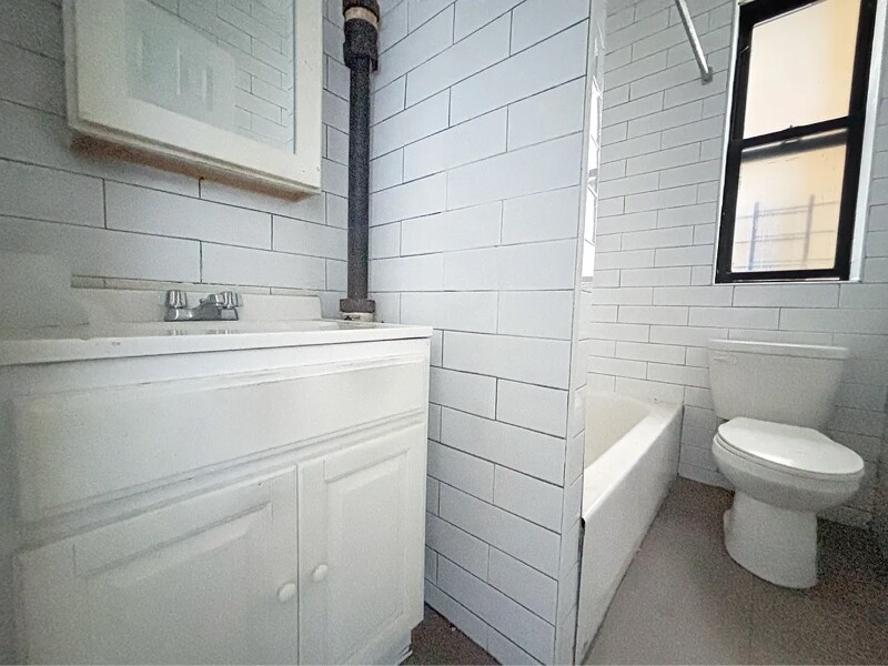 Building Photo - 594 Union Ave