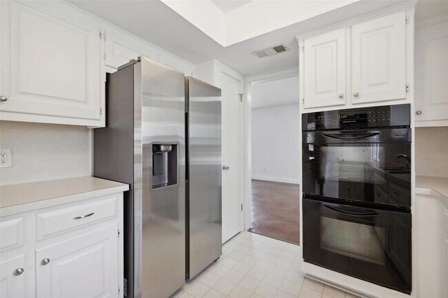 Building Photo - 7202 Squirrel Oak Cir
