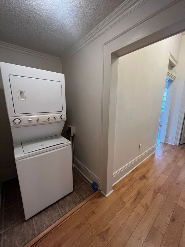 Building Photo - AVAILABLE JUNE 2026 3BR / 2BA in University Area, hardwood floors & natural light