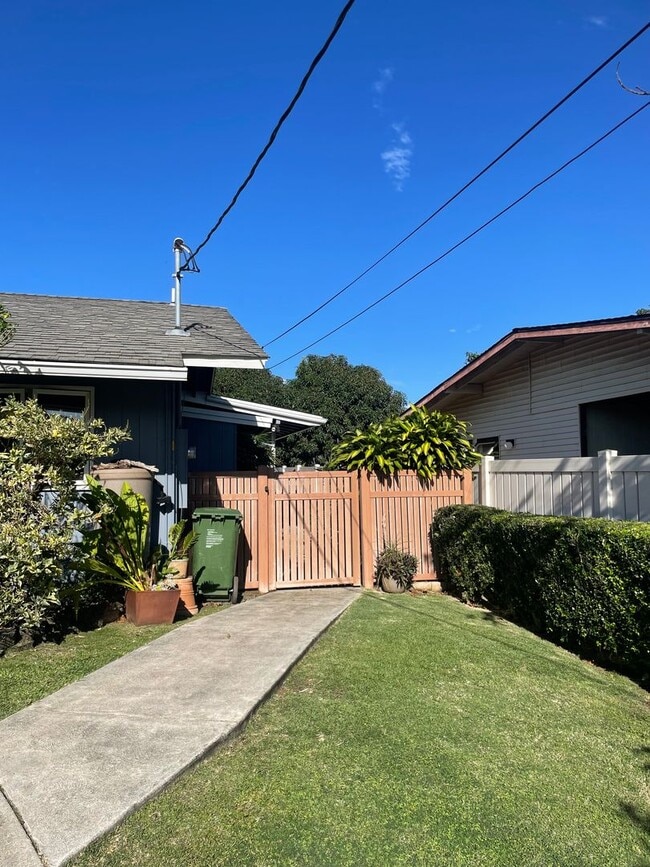 Building Photo - SINGLE LEVEL ONE BEDROOM DUPLEX UNIT IN KAILUA