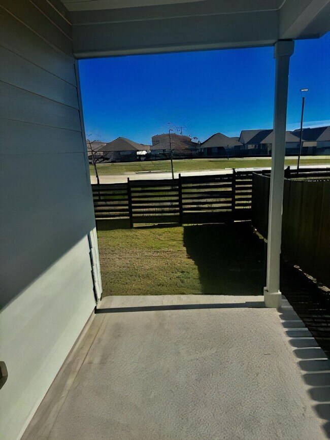Building Photo - 3 Bedroom, 2 Bath in Midtown Subdivision C...