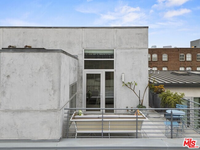Building Photo - 940 E 2nd St