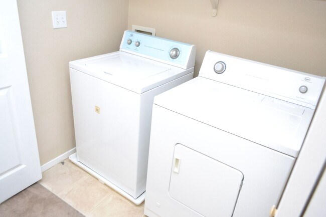 Building Photo - SW - 3 BEDROOMS PLUS LOFT SPACE