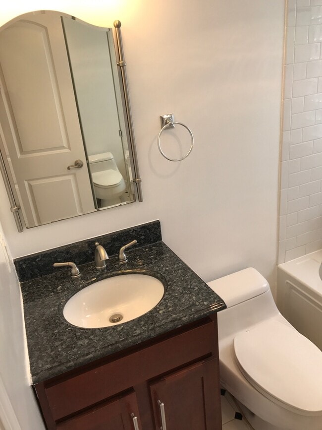 Building Photo - Great Opportunity In H St