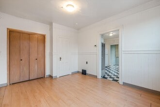 Building Photo - Cozy Studio Available Today in Goose Hollow!