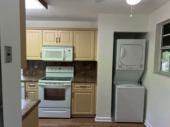 Building Photo - 6622 Via Regina