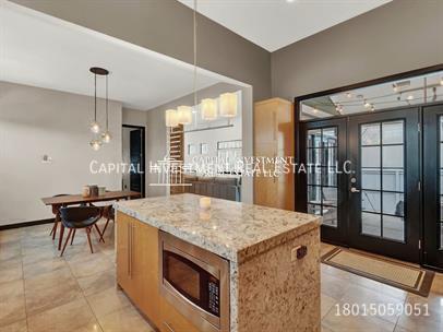 Building Photo - 10244 Sacramento Way