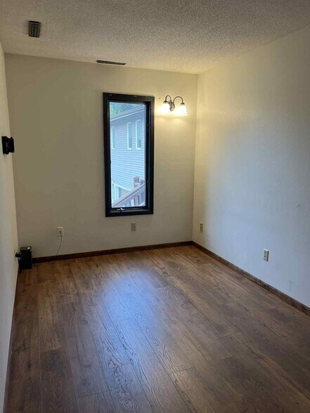 Building Photo - 1421 Eastview Dr