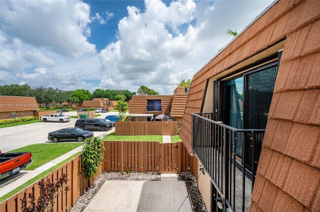 Building Photo - 2536 Camelot Ct