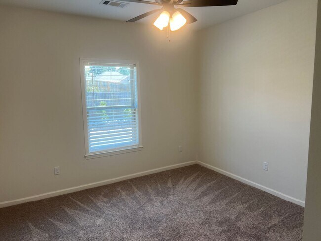 Building Photo - Charming 3 Bed 2 Bath Home