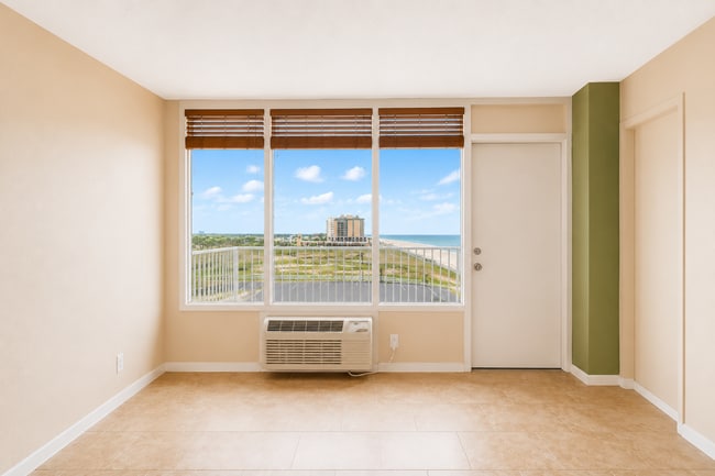 Building Photo - Cozy Studio on the Beach in Daytona Beach Shores