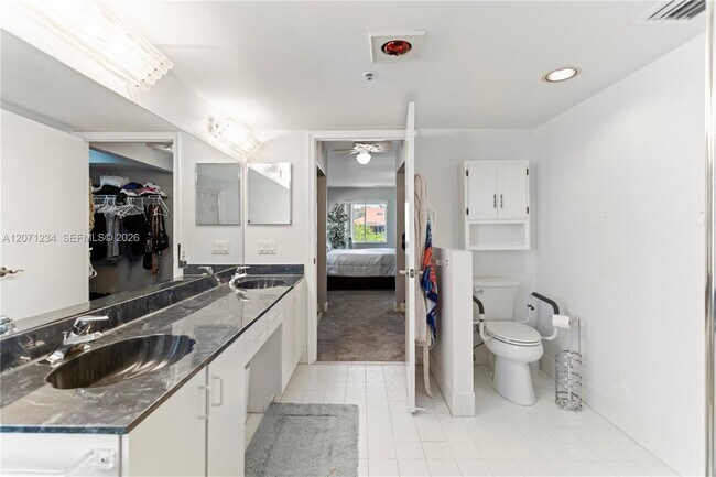 Building Photo - 5876 Regal Glen Dr