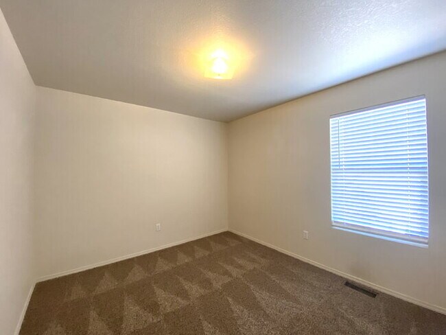 Building Photo - GATED COMMUNITY - 3 Bedroom w/Loft