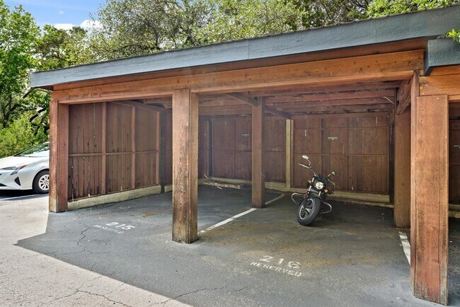 Building Photo - 4711 Spicewood Springs Rd