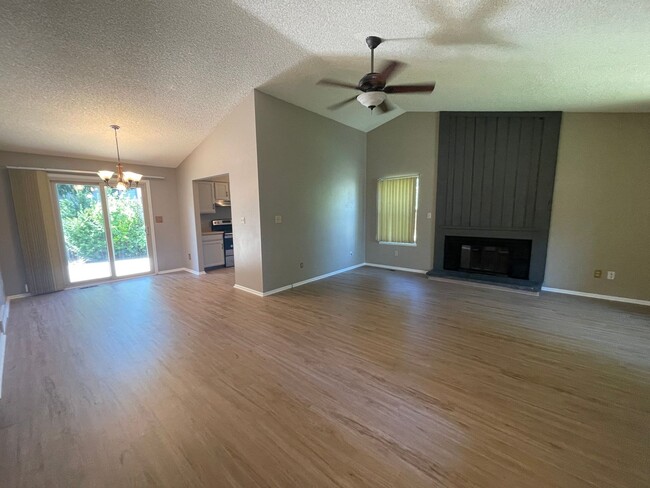 Building Photo - 4425 Hollyhock St