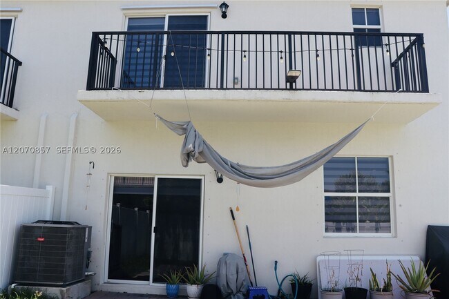 Building Photo - 811 SE 17th Ct
