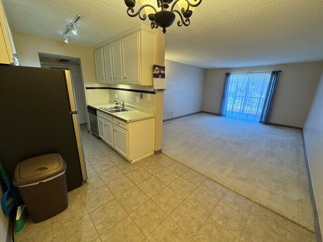 Building Photo - Spacious single bedroom condo in SE Denver