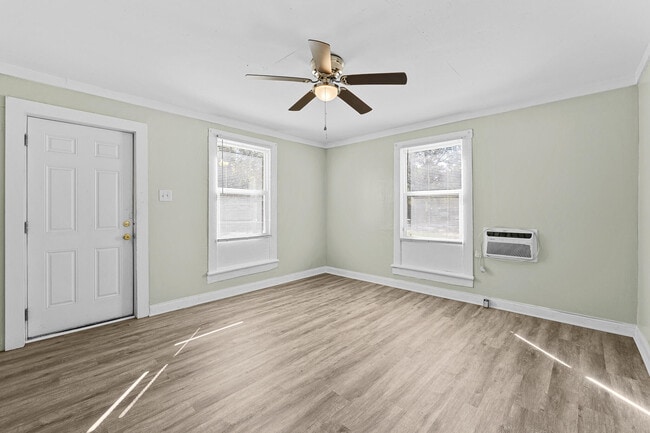 Building Photo - 2005 Walker St