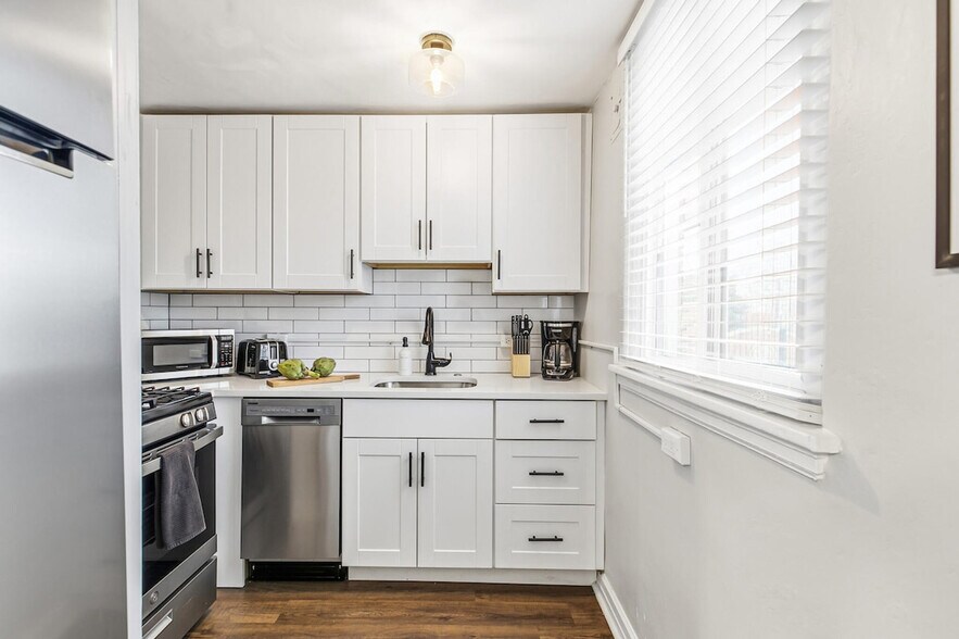 Building Photo - 1666 Detroit St