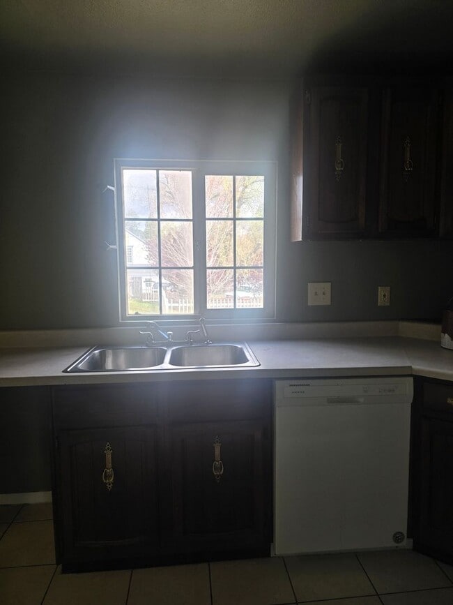 Building Photo - 3 Bedroom 1 Bathroom Home