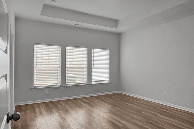 Building Photo - 5 Bedroom, 3.5 Bath, Beautiful Summerville Home, Master on Main