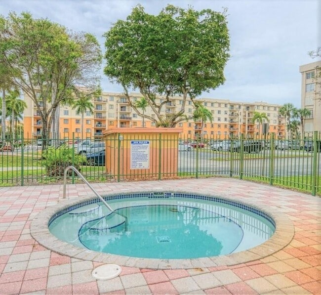 Building Photo - 9320 Fontainebleau Blvd