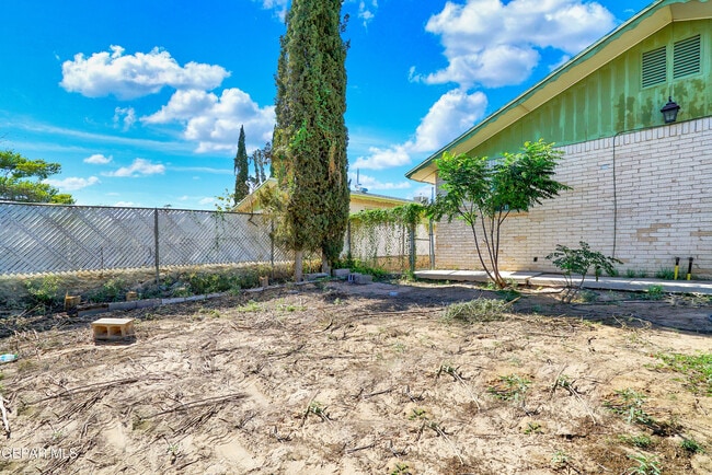 Building Photo - 4324 La Luz Ave