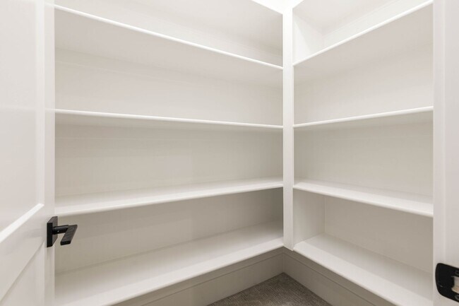 Building Photo - 6 bedroom with RV Garage and Hot Tub